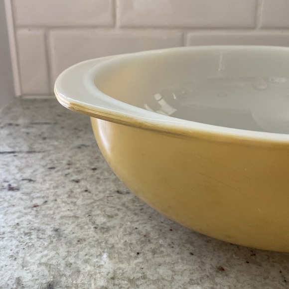 Vintage Pyrex 2-qt mustard yellow casserole dish - Picture 4 of 7